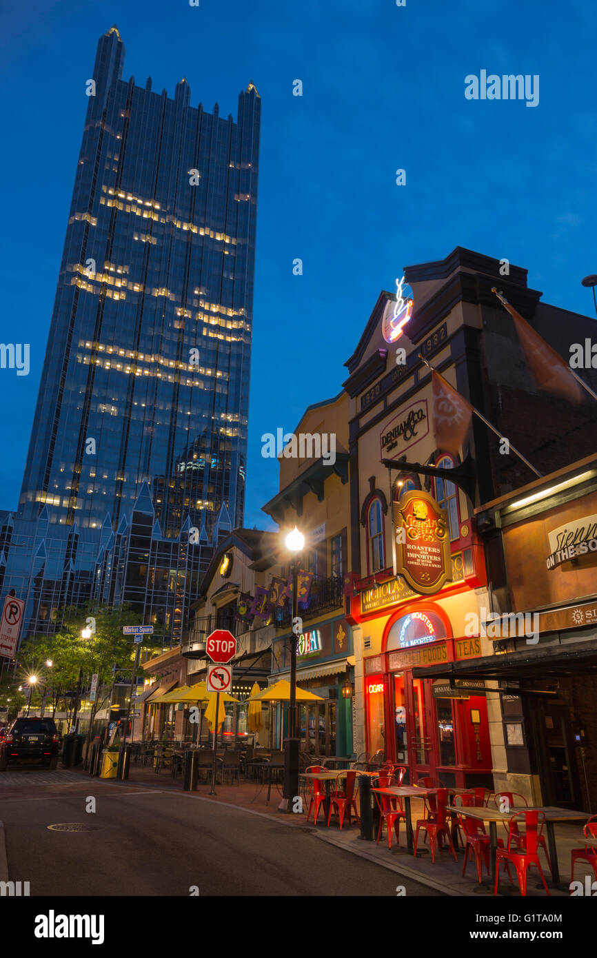 Ristoranti sulla piazza del mercato di PPG PLACE TORRE (© Philip Johnson / JOHN BURGEE 1984) centro di Pittsburgh Pennsylvania USA Foto Stock