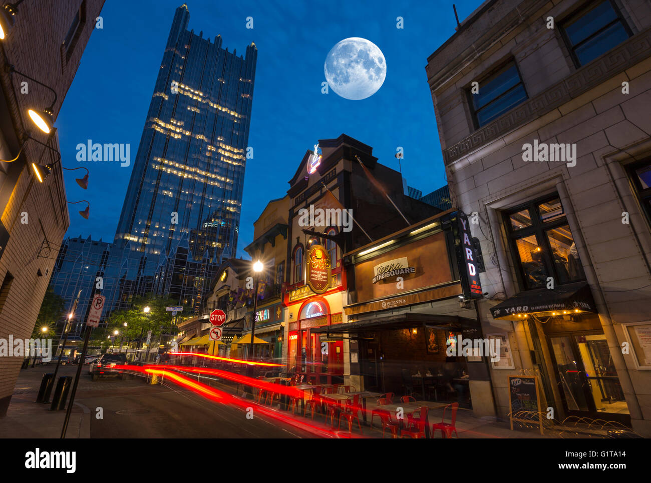 Ristoranti sulla piazza del mercato di PPG PLACE TORRE (© Philip Johnson / JOHN BURGEE 1984) centro di Pittsburgh Pennsylvania USA Foto Stock