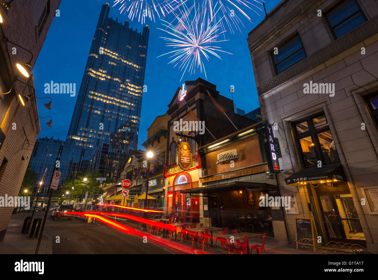 Ristoranti sulla piazza del mercato di PPG PLACE TORRE (© Philip Johnson / JOHN BURGEE 1984) centro di Pittsburgh Pennsylvania USA Foto Stock