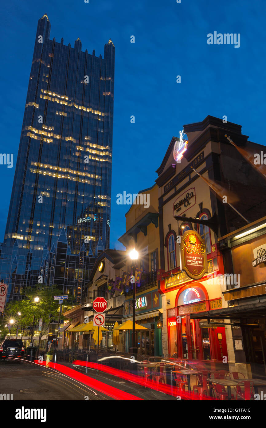Ristoranti sulla piazza del mercato di PPG posto (© Philip Johnson / JOHN BURGEE 1984) Torre centro di Pittsburgh Pennsylvania USA Foto Stock