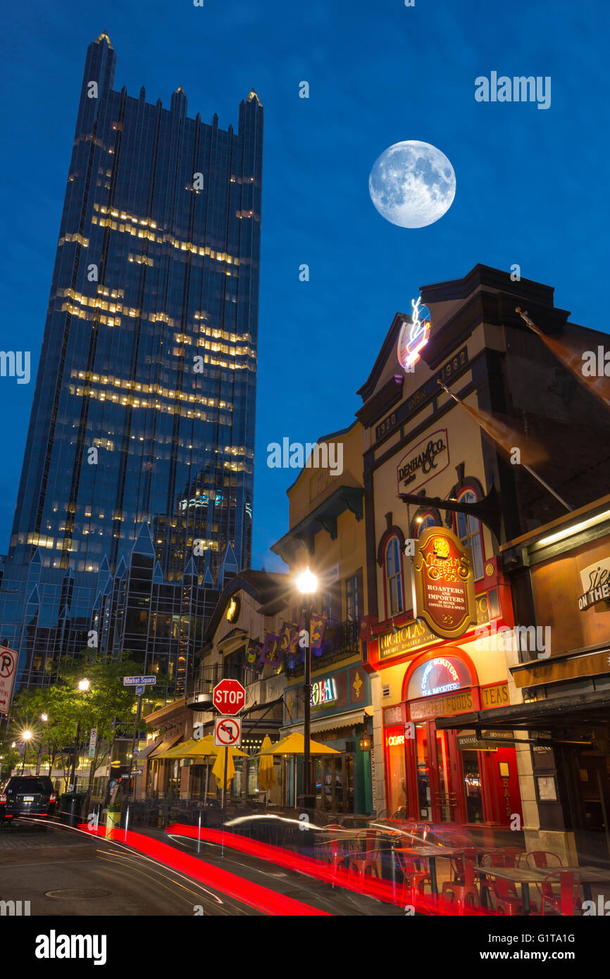 Ristoranti sulla piazza del mercato di PPG PLACE TORRE (© Philip Johnson / JOHN BURGEE 1984) centro di Pittsburgh Pennsylvania USA Foto Stock