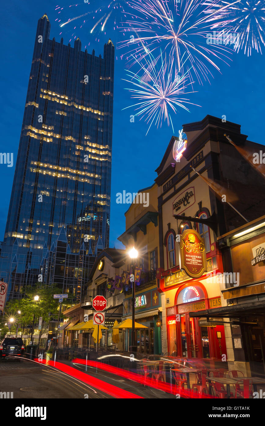 Ristoranti sulla piazza del mercato di PPG PLACE TORRE (© Philip Johnson / JOHN BURGEE 1984) centro di Pittsburgh Pennsylvania USA Foto Stock
