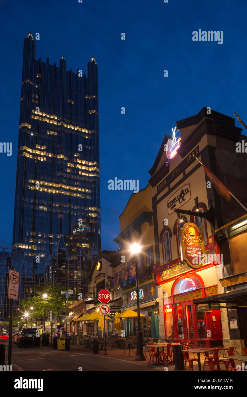 Ristoranti sulla piazza del mercato di PPG PLACE TORRE (© Philip Johnson / JOHN BURGEE 1984) centro di Pittsburgh Pennsylvania USA Foto Stock