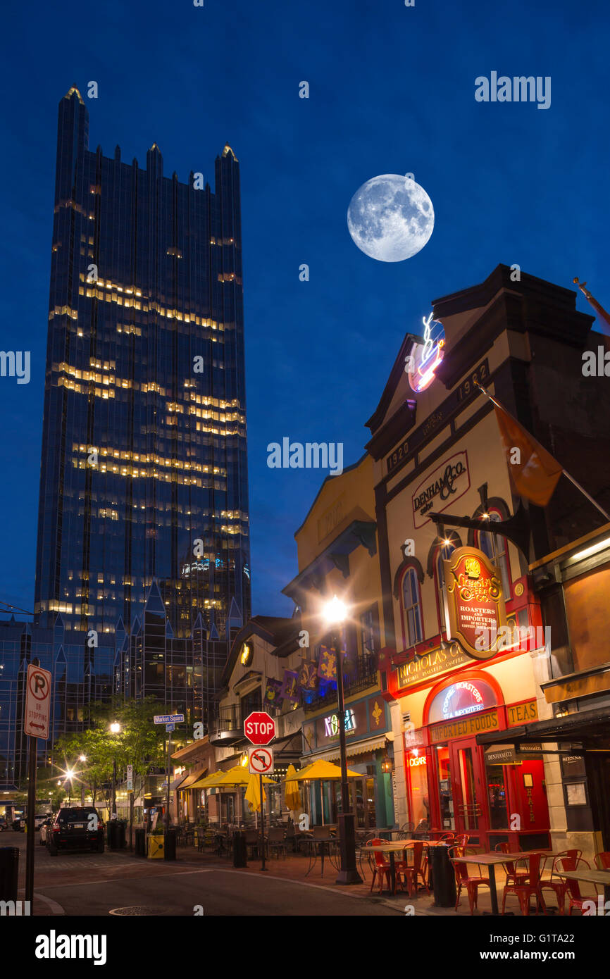 Ristoranti sulla piazza del mercato di PPG PLACE TORRE (© Philip Johnson / JOHN BURGEE 1984) centro di Pittsburgh Pennsylvania USA Foto Stock