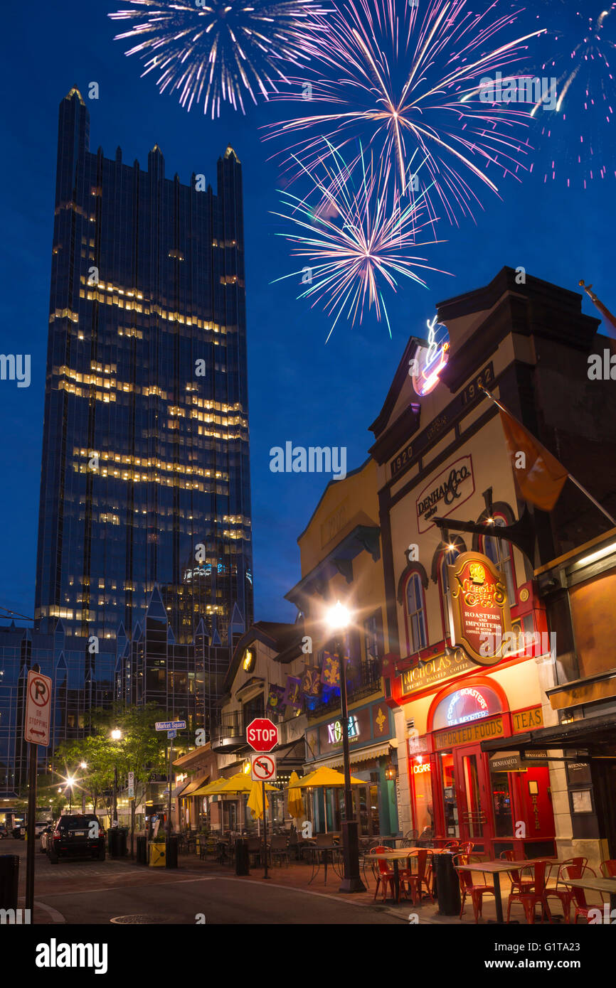 Ristoranti sulla piazza del mercato di PPG PLACE TORRE (© Philip Johnson / JOHN BURGEE 1984) centro di Pittsburgh Pennsylvania USA Foto Stock