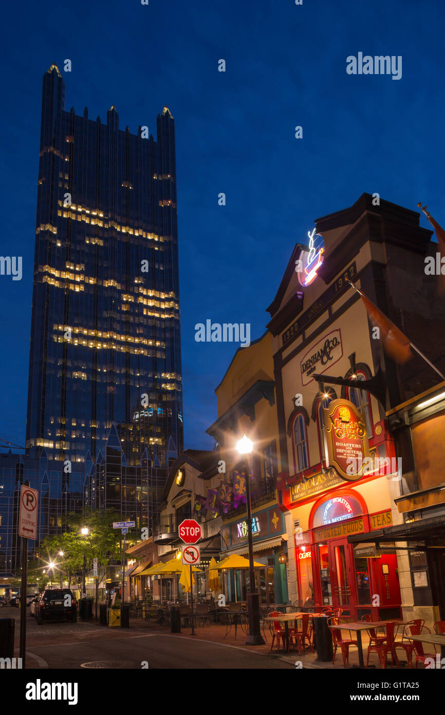 Ristoranti sulla piazza del mercato di PPG PLACE TORRE (© Philip Johnson / JOHN BURGEE 1984) centro di Pittsburgh Pennsylvania USA Foto Stock