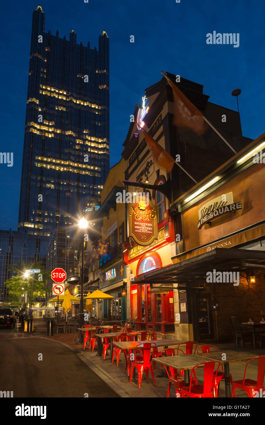 Ristoranti sulla piazza del mercato di PPG PLACE TORRE (© Philip Johnson / JOHN BURGEE 1984) centro di Pittsburgh Pennsylvania USA Foto Stock