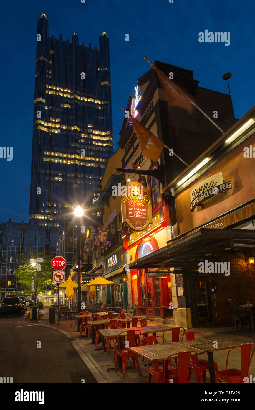 Ristoranti sulla piazza del mercato di PPG PLACE TORRE (© Philip Johnson / JOHN BURGEE 1984) centro di Pittsburgh Pennsylvania USA Foto Stock