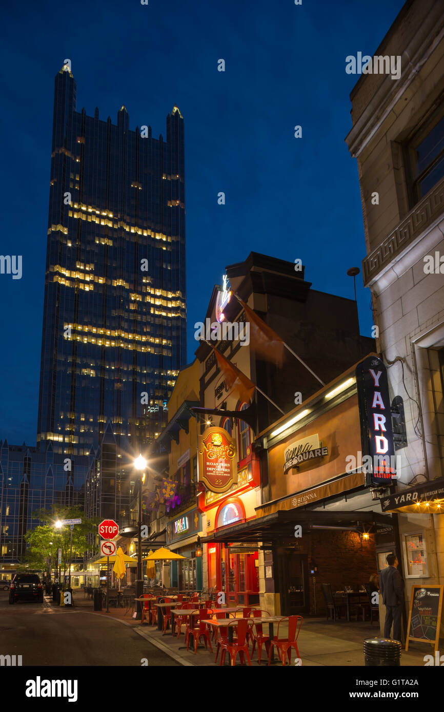 Ristoranti sulla piazza del mercato di PPG PLACE TORRE (© Philip Johnson / JOHN BURGEE 1984) centro di Pittsburgh Pennsylvania USA Foto Stock