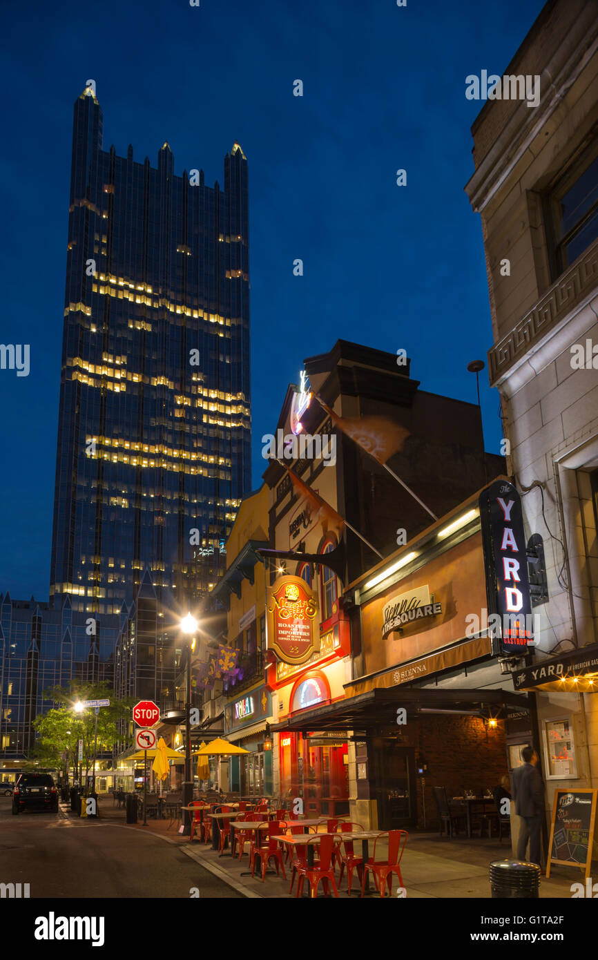 Ristoranti sulla piazza del mercato di PPG PLACE TORRE (© Philip Johnson / JOHN BURGEE 1984) centro di Pittsburgh Pennsylvania USA Foto Stock