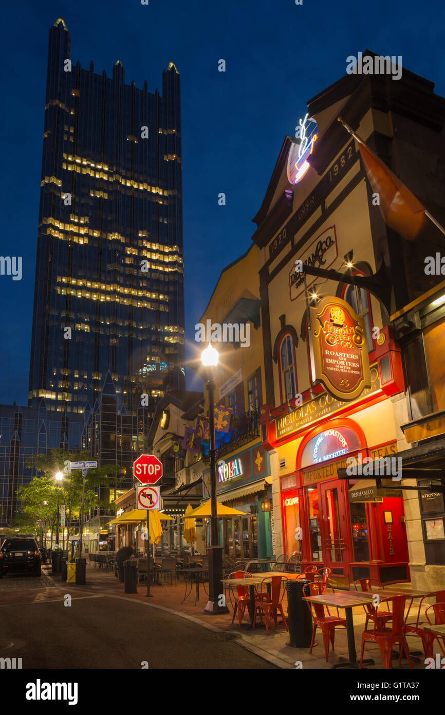 Ristoranti sulla piazza del mercato di PPG PLACE TORRE (© Philip Johnson / JOHN BURGEE 1984) centro di Pittsburgh Pennsylvania USA Foto Stock