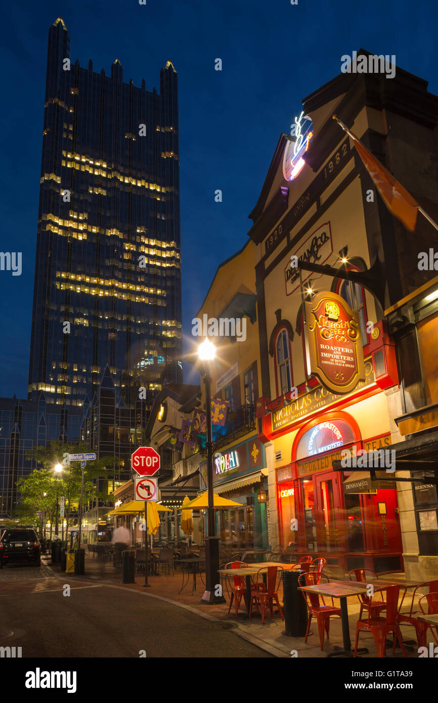 Ristoranti sulla piazza del mercato di PPG PLACE TORRE (© Philip Johnson / JOHN BURGEE 1984) centro di Pittsburgh Pennsylvania USA Foto Stock