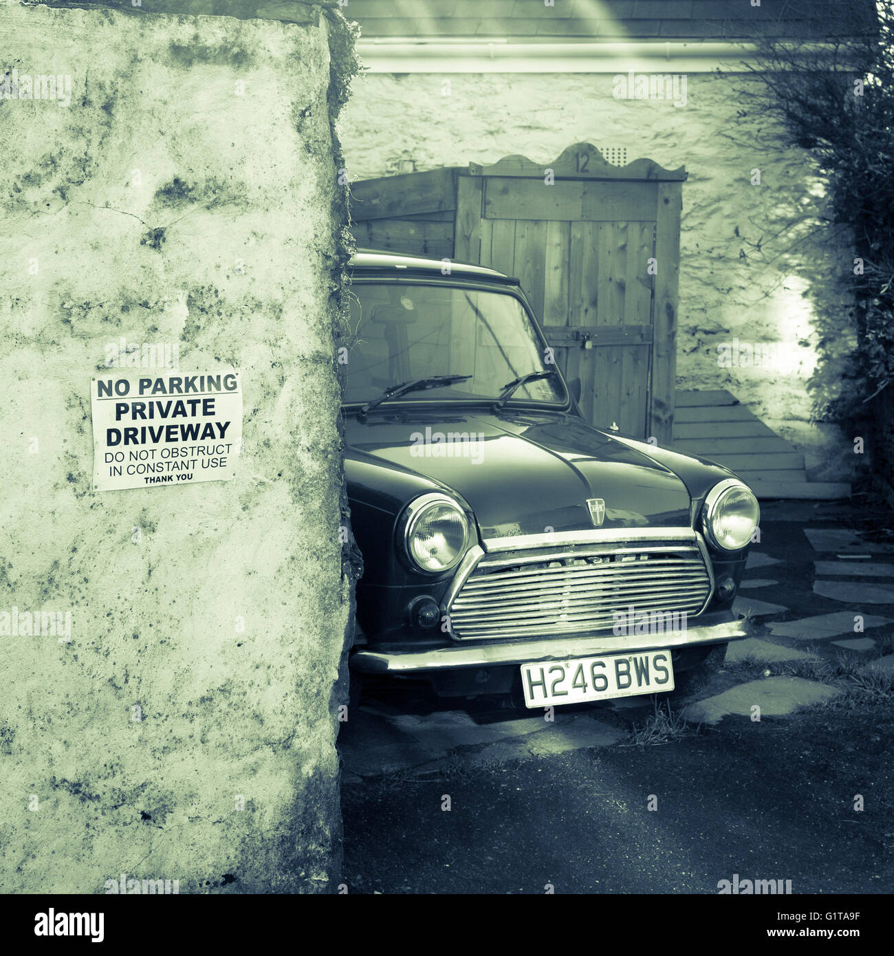 Una tonalità verde fotografia di un vecchio Austin Mini Foto Stock
