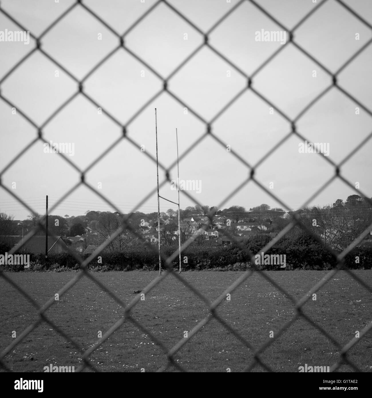 Rugby posti visibile attraverso una catena di recinzione di collegamento Foto Stock