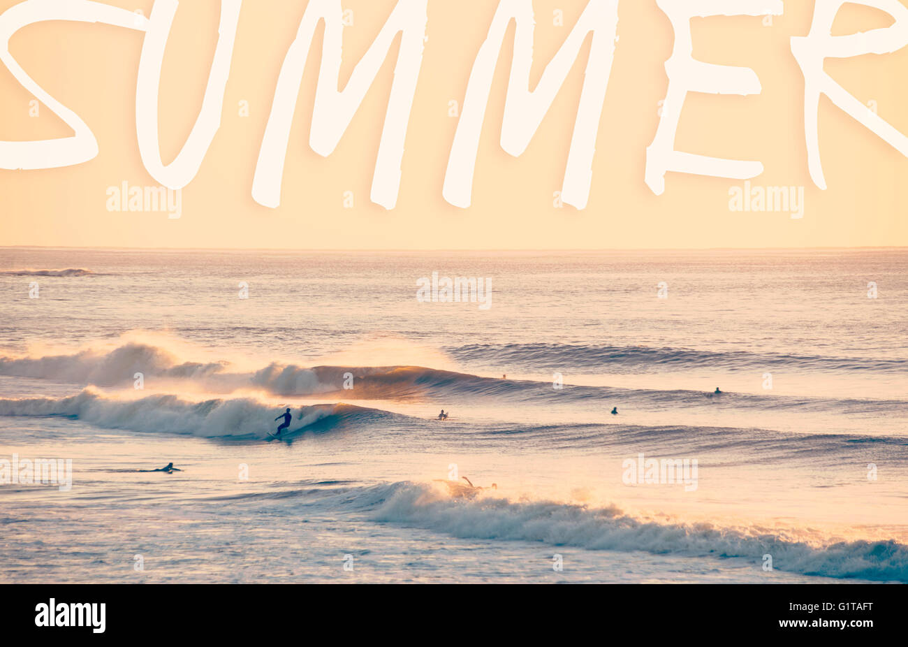 Estate tipografia su vintage paesaggio del mare. Persone surf sulla spiaggia surf sfondo. Foto Stock