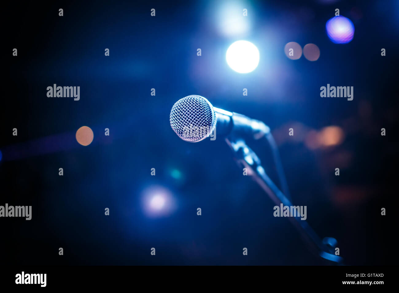 Il microfono sul palco contro uno sfondo di auditorium Foto Stock