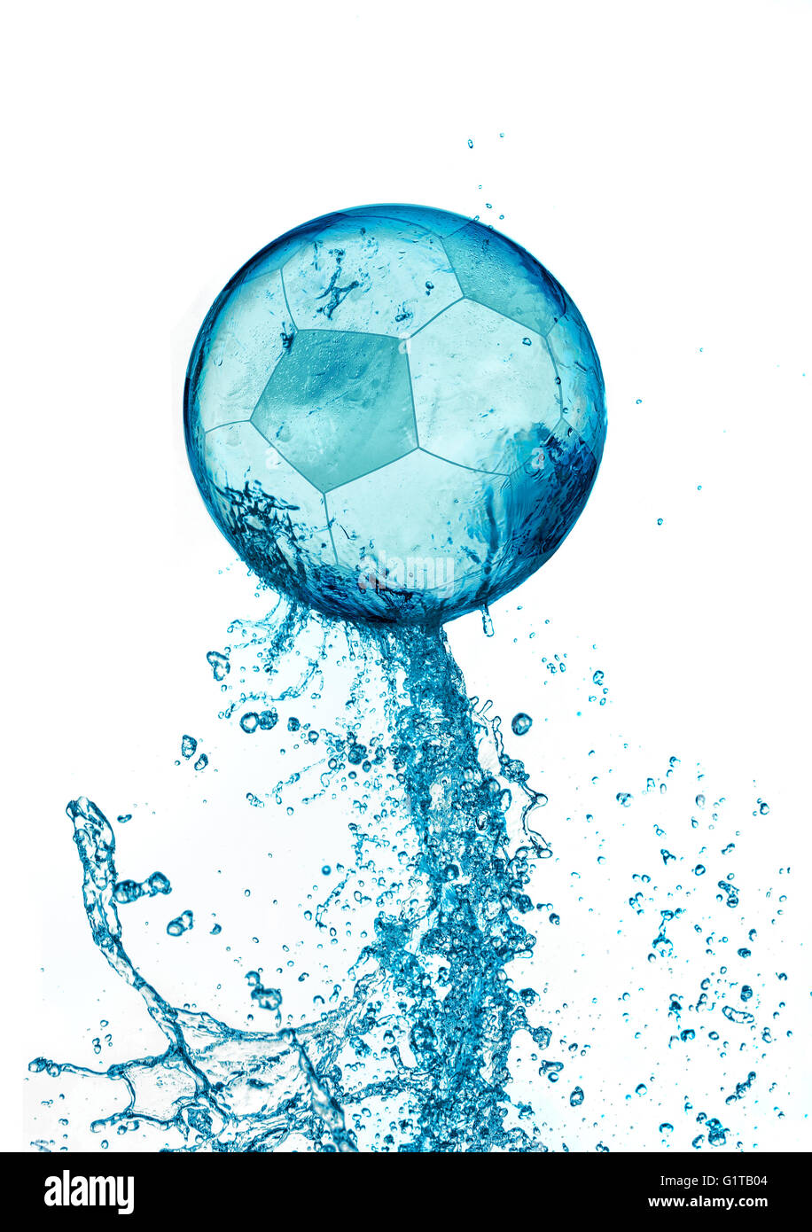 Abstract acqua palla calcio splash isolati su sfondo bianco. Il calcio concetto astratto. Foto Stock