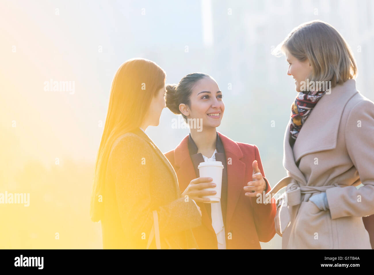 Imprenditrici con caffè parlando all'aperto Foto Stock