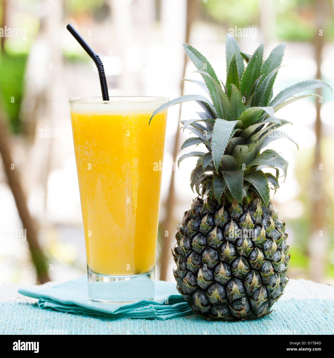 Bicchiere di Frullato di ananas, succo di frutta e frutta fresca Foto Stock