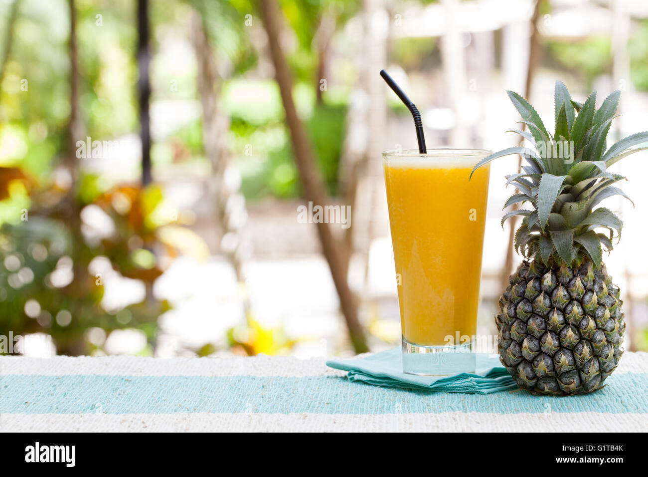 Bicchiere di Frullato di ananas, succo di frutta e frutta fresca Foto Stock