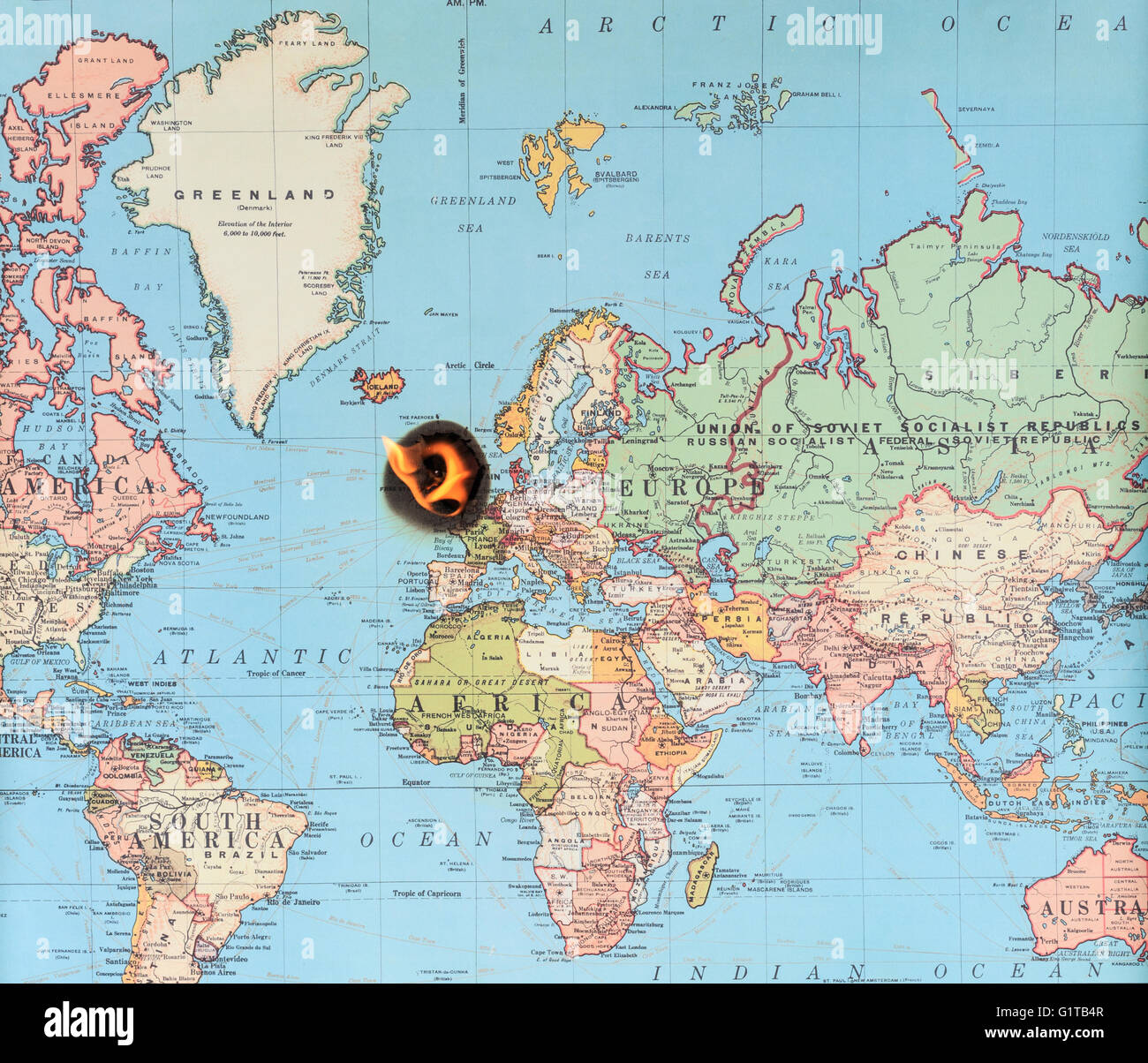 Un vecchio Mappa di Europa, bruciando verso l'esterno a partire da Gran Bretagna. Foto Stock