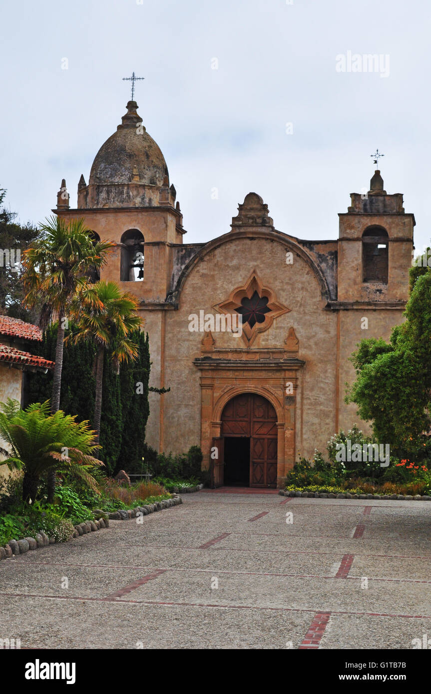 Carmelo dal mare, California: vista della missione di San Carlo Borromeo, Romano missione cattolica chiesa costruita nel 1771 dai missionari francescani Foto Stock