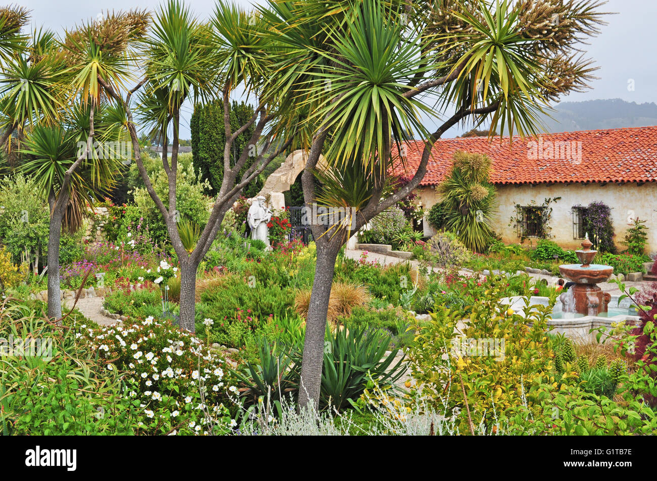 Carmelo, California: il giardino della missione di San Carlo Borromeo, Romano missione cattolica chiesa costruita nel 1771 dai missionari francescani Foto Stock