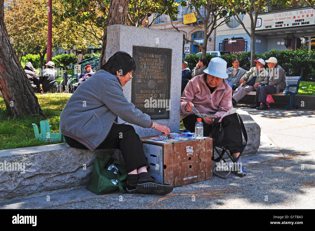 San Francisco: il vecchio le donne cinesi giocando a carte a Portsmouth Square a Chinatown, la più antica Chinatown in Nord America stabilito dal 1848 Foto Stock