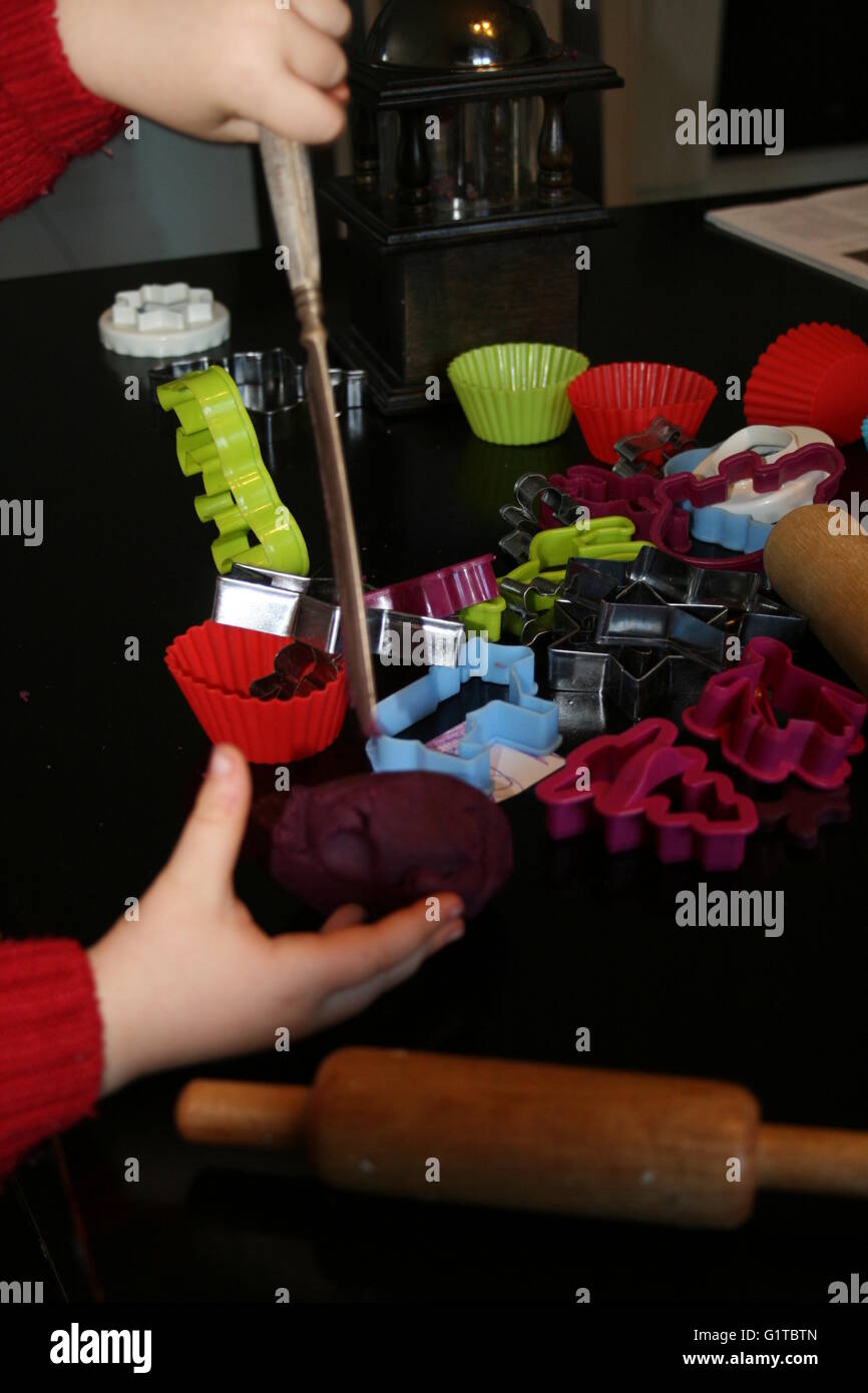 Bambini che giocano con pasta di riproduzione Foto Stock