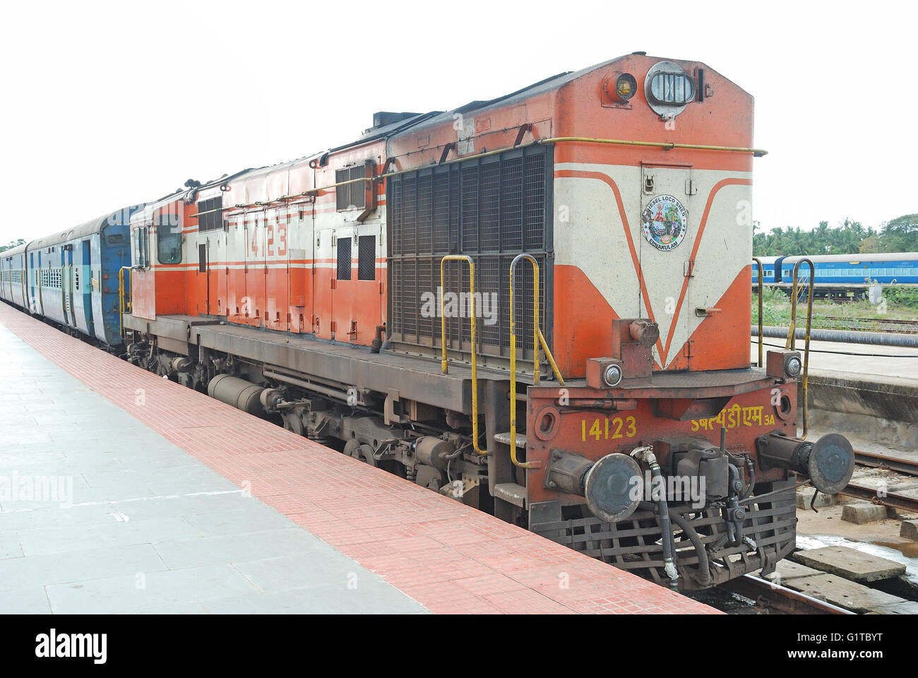 Diesel locomotiva elettrica con treni passeggeri in piedi a Rameshwaram stazione ferroviaria, Rameswaram, Tamil Nadu, India Foto Stock