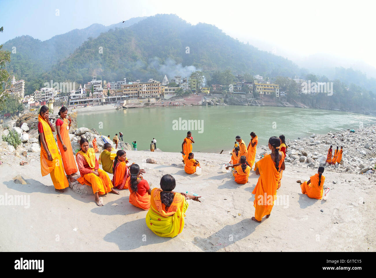 Donne pellegrini Indù attendere per un santo bagno nel fiume Gange, Rishikesh, Uttarakhand, India Foto Stock