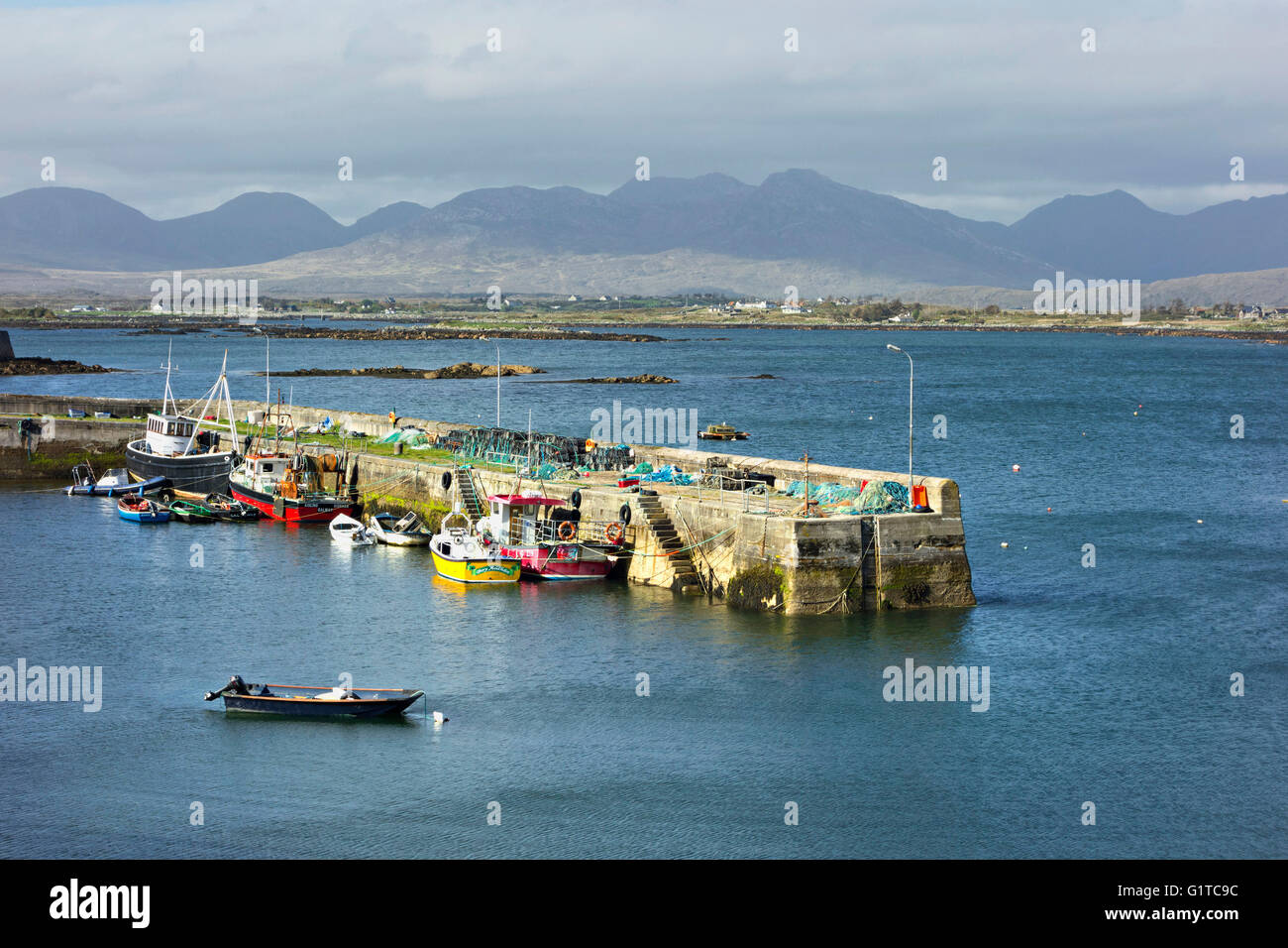 Fishing Boat Harbour e paesaggio irlandese, Roundstone, Connemara,County Galway, Repubblica di Irlanda, Europa. Foto Stock