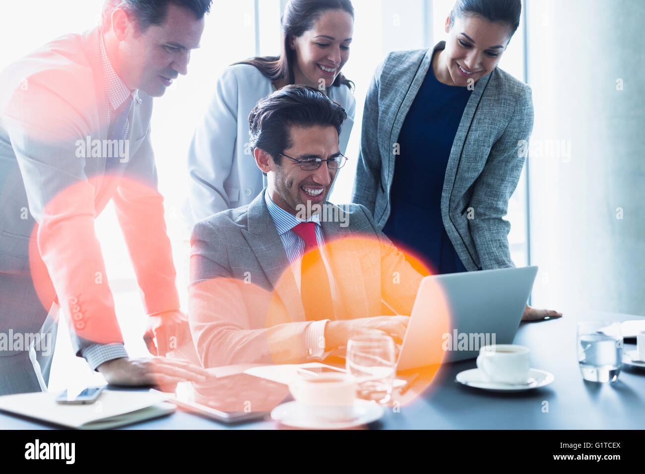 Sorridente business persone che lavorano al computer portatile in sala conferenza incontro Foto Stock
