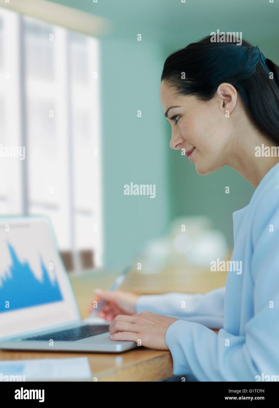 Imprenditrice lavora al computer portatile in sala conferenze Foto Stock