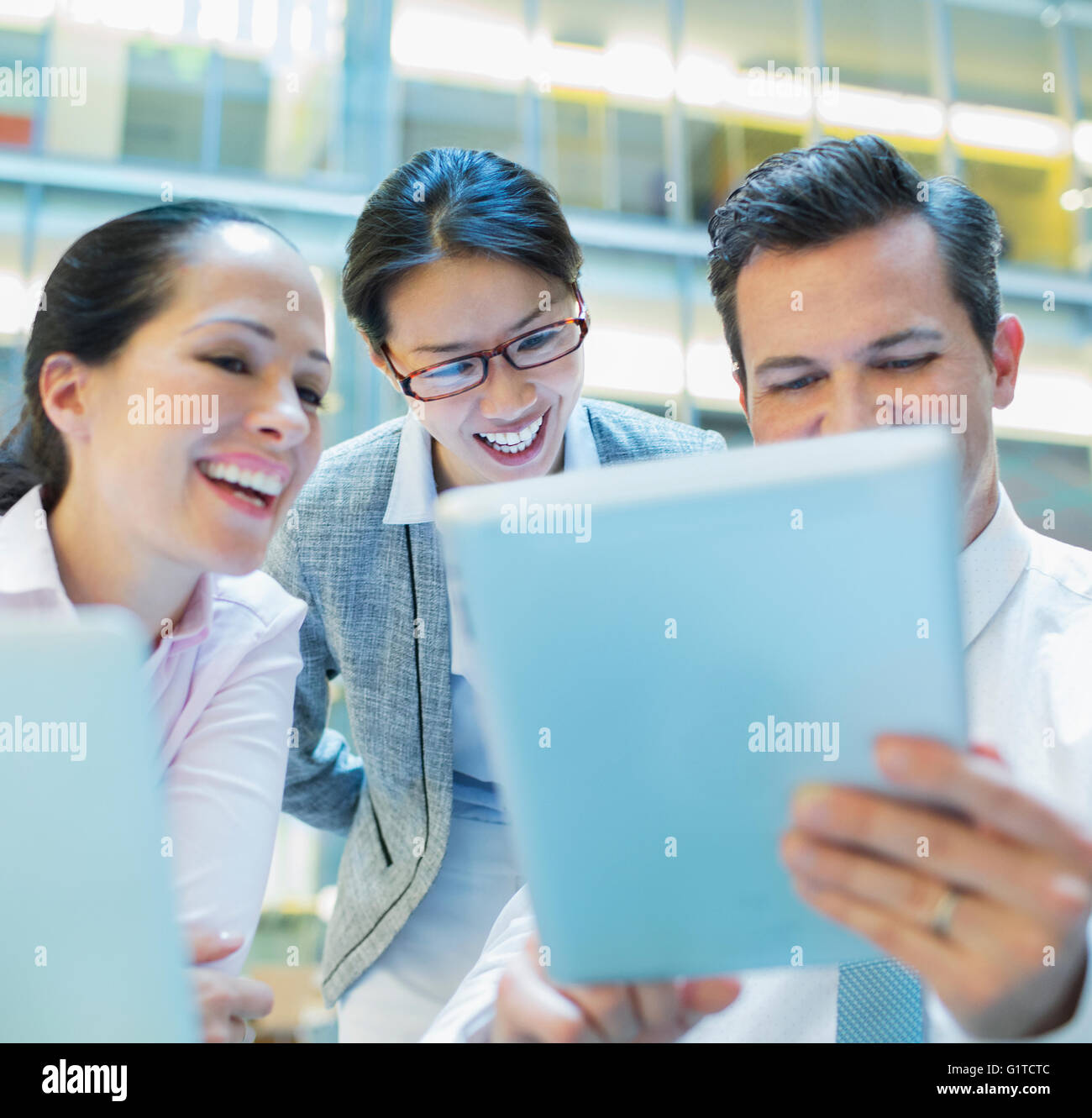 Sorridente la gente di affari con tavoletta digitale in ufficio Foto Stock