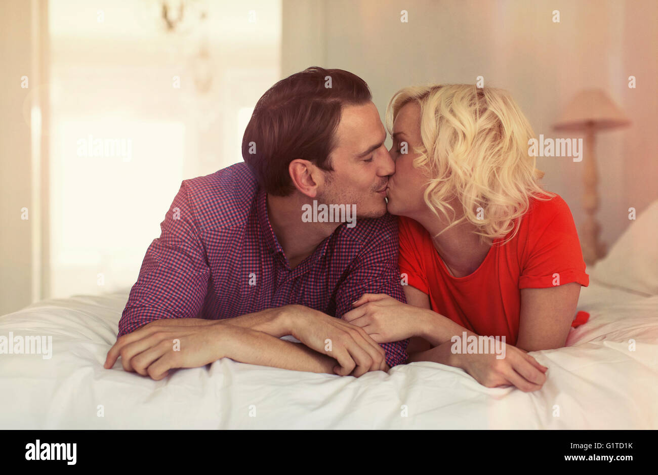 Giovane kissing sul letto Foto Stock