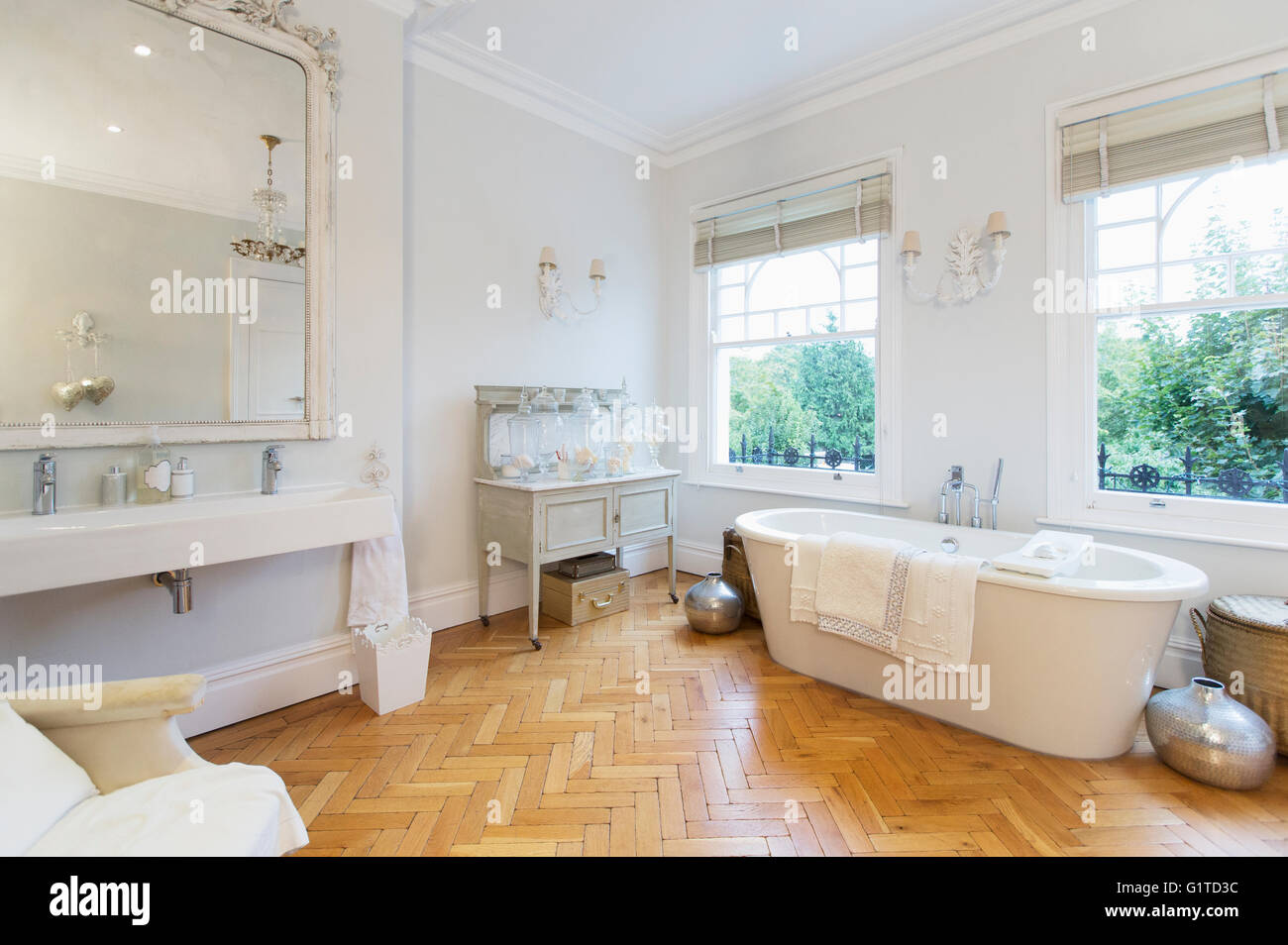Home Vetrina interno bagno con pavimenti in parquet Foto Stock