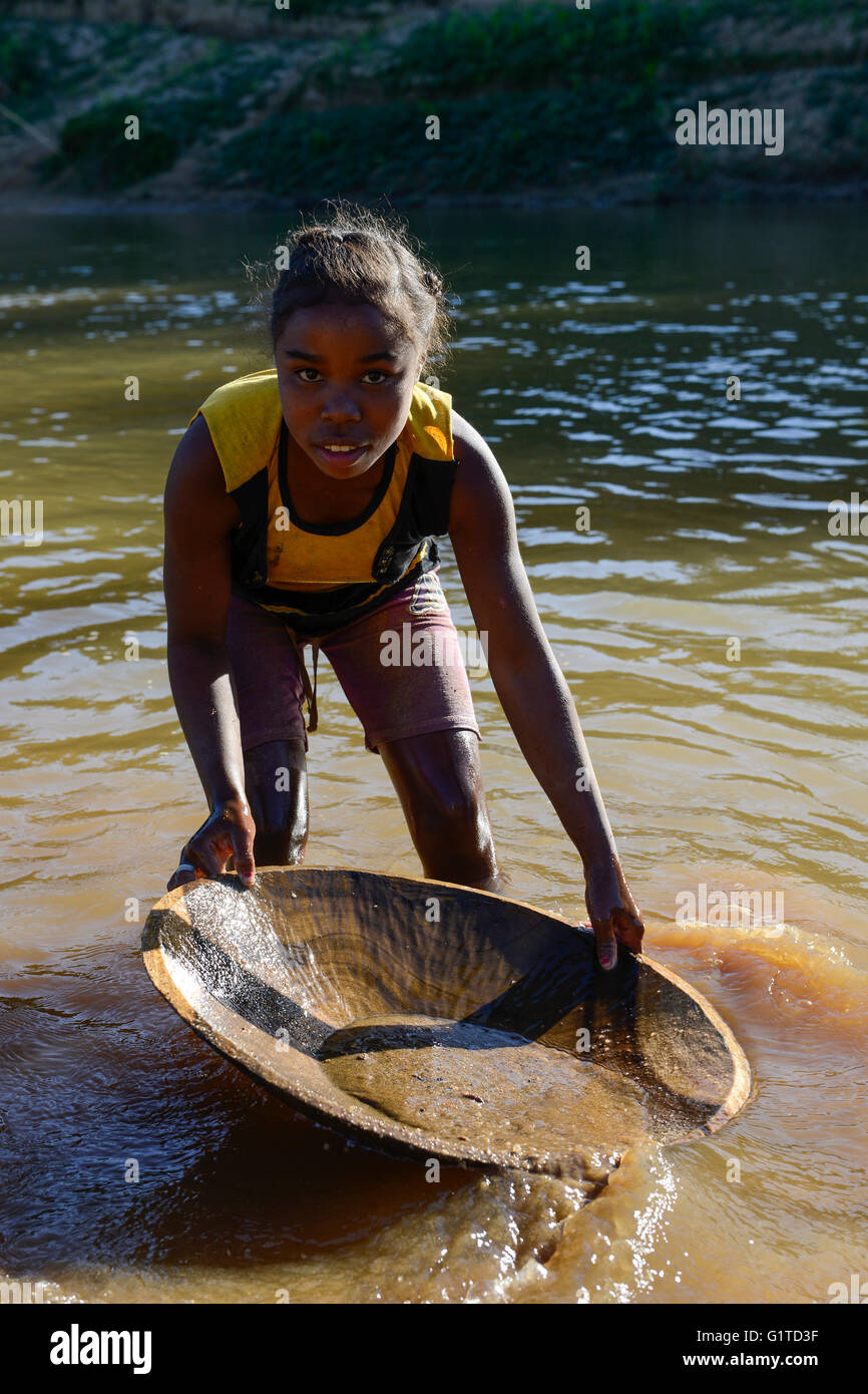 MADAGASCAR, regione Manajary, città Vohilava, piccola scala miniere d'oro, i bambini il panning per oro a fiume ANDRANGARANGA, ragazza Sara 12 anni / Madagascar Mananjary, Vohilava, kleingewerblicher Goldabbau, Kinder waschen Gold am Fluss ANDRANGARANGA, Maedchen SARA12 Jahre waescht Geroell aus der miniera Foto Stock