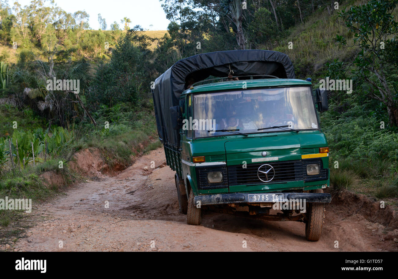 MADAGASCAR, Mananjary, Vohilava, strade dissestate, trasporto con piccoli autocarri Mercedes Foto Stock