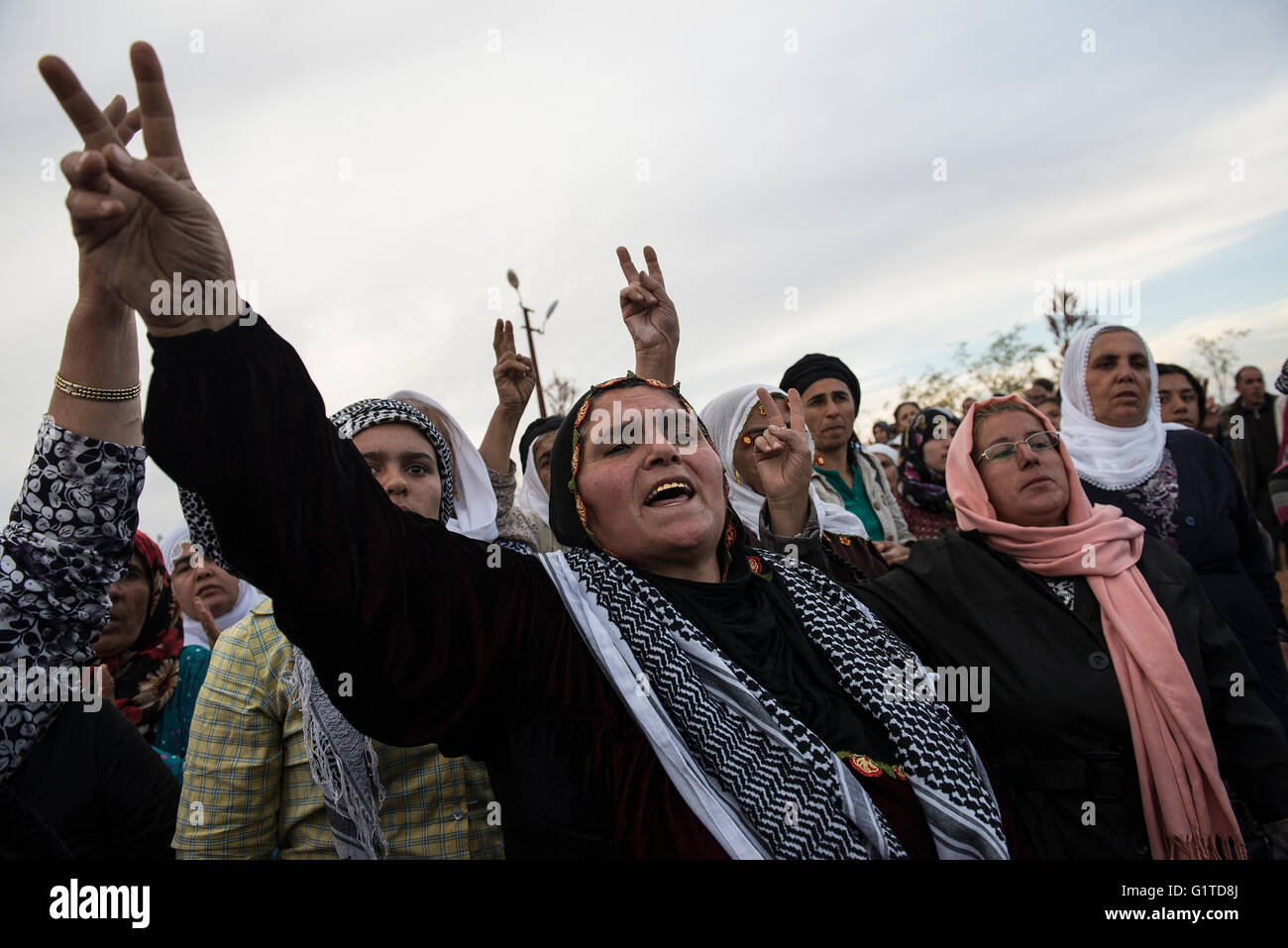 Donne curde gridare slogan, durante una cerimonia funebre presso la città turca di Suruc, vicino al confine Turkish-Syrian. La YPG Fighters morì durante il combattimento contro uno Stato islamico forze durante l'assedio della città siriana di Kobani. Migliaia di curdi che erano stati costretti ad abbandonare la città siriana di Kobani, che è sotto assedio da parte di uno Stato islamico forze. La maggior parte di loro vivono in campi per rifugiati nella città turca di Suruc. Foto Stock