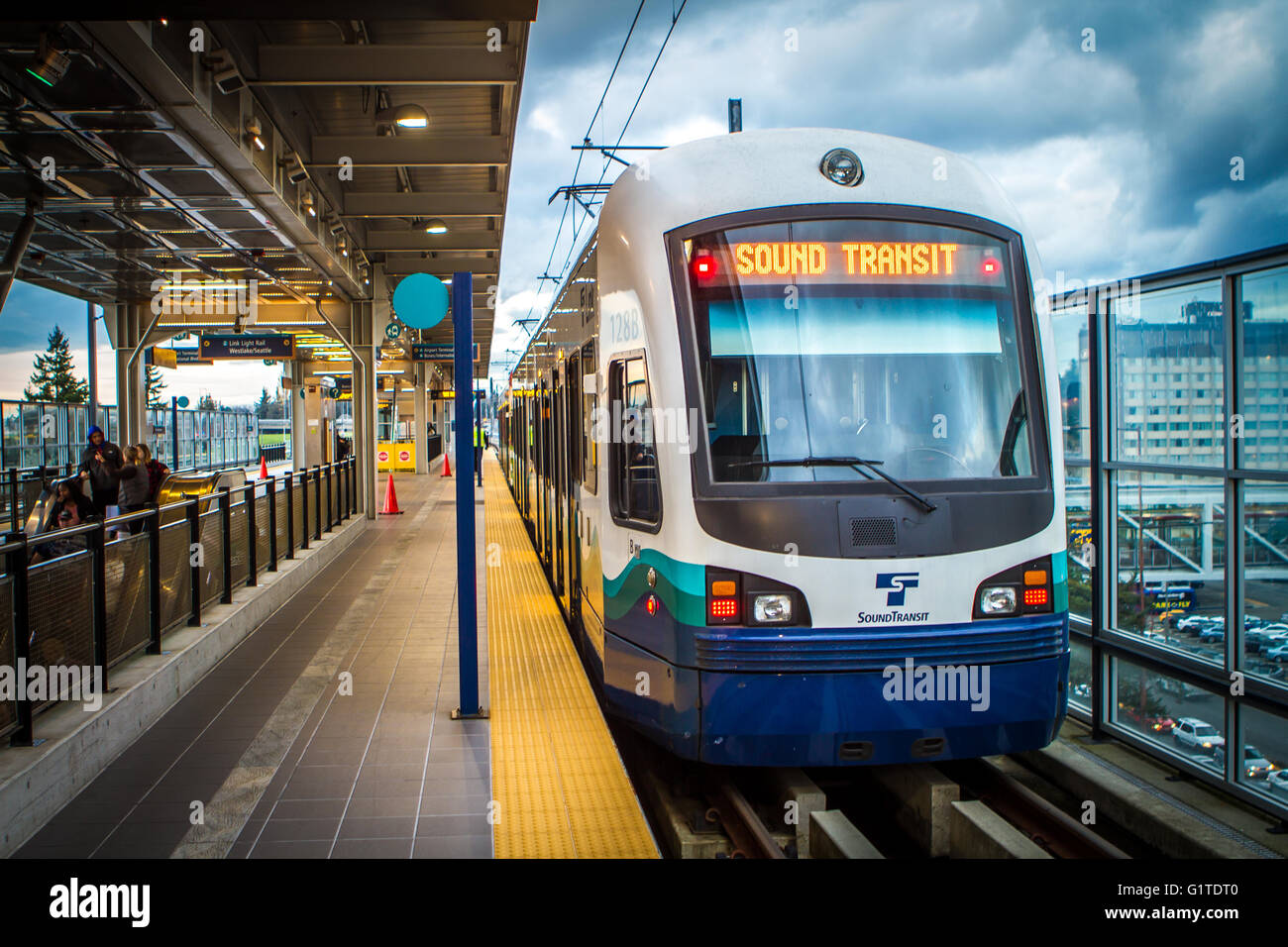 Un suono il transito Link light rail treno all'SeaTac/Airport Station a Seattle, Washington. Foto Stock