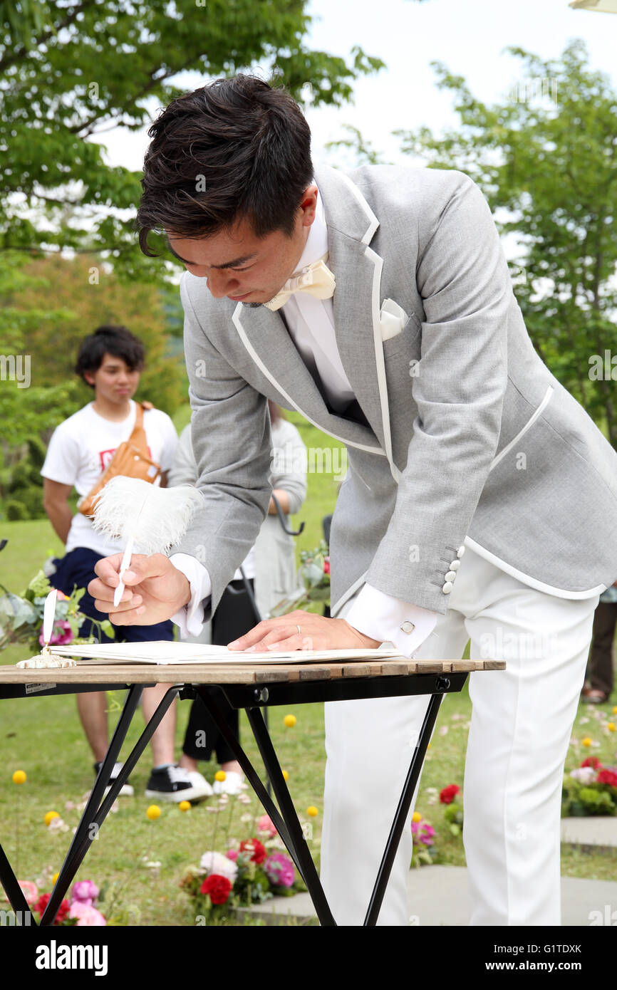 Giapponese groom firma certificato di matrimonio Foto Stock