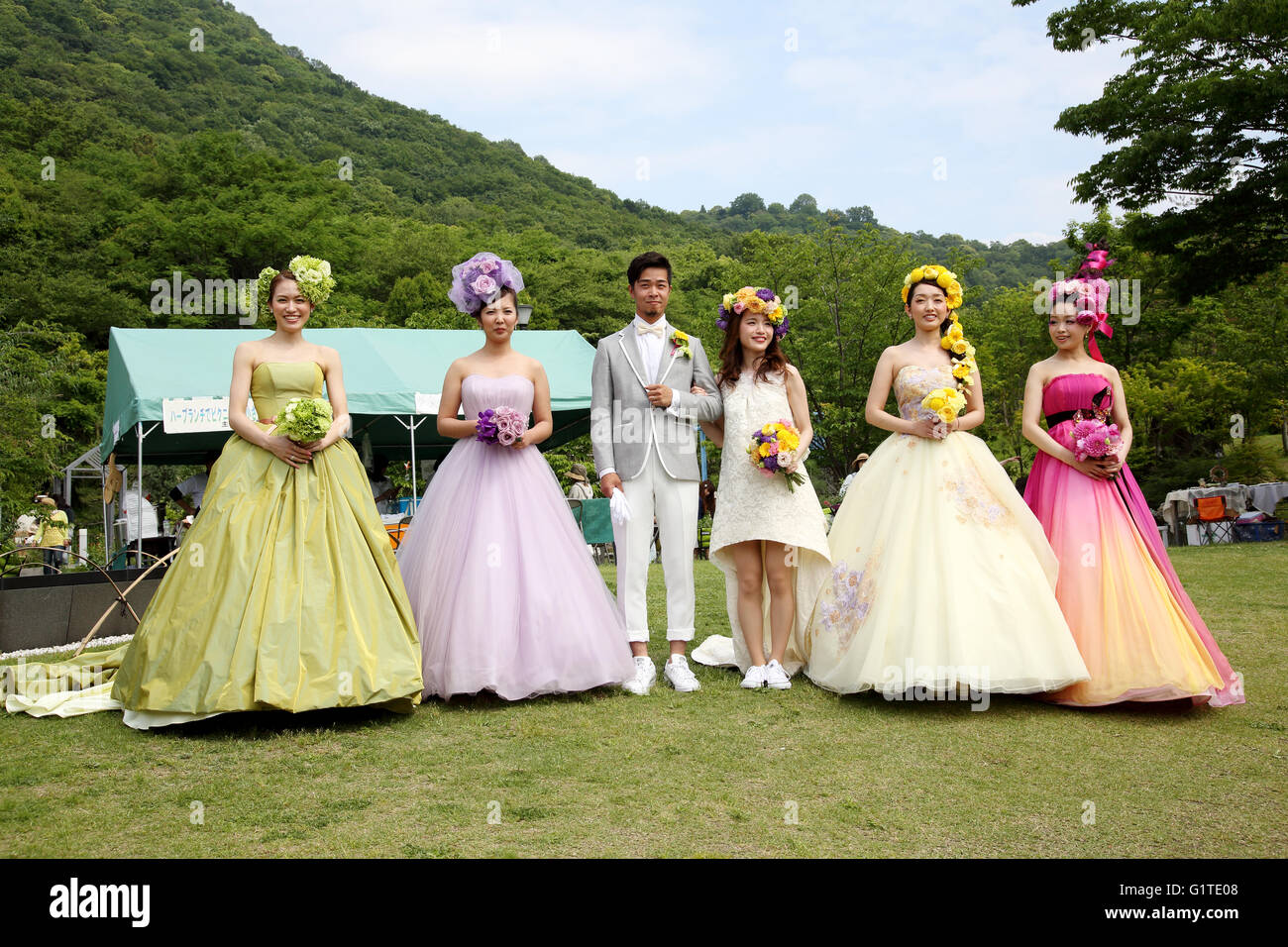 Un giovane giapponese modelli mostrano l abito da sposa Foto Stock