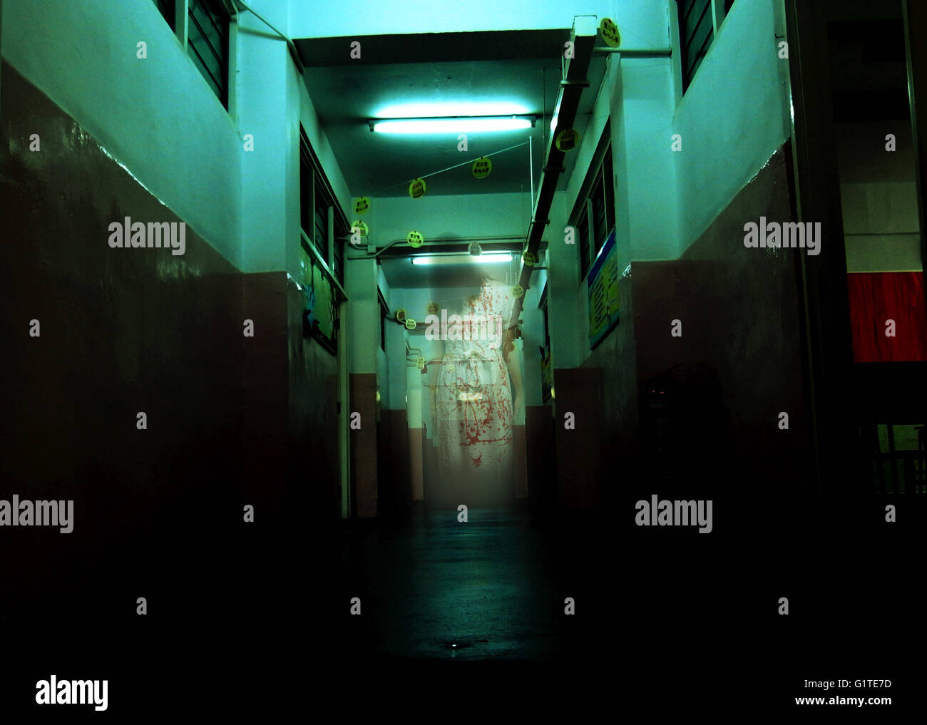 Una femmina di ghost usura panno bianco nel corridoio chinese ghost story spavento terribile sogno utente malintenzionato omicidio physco spirito incubo Foto Stock