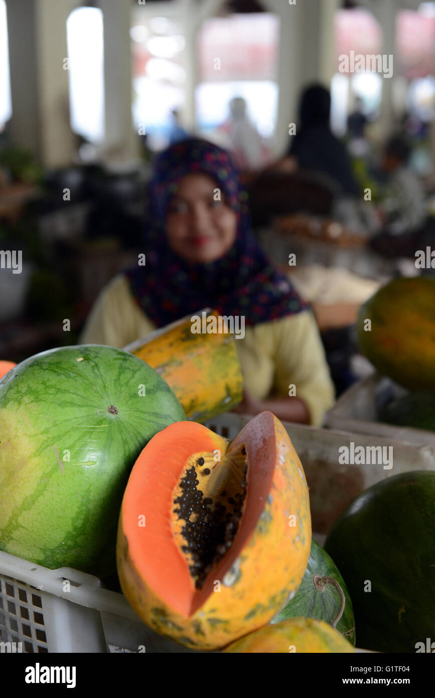 Fresche Papaie e altri frutti venduti in un mercato della frutta in Yogyakarta. Foto Stock
