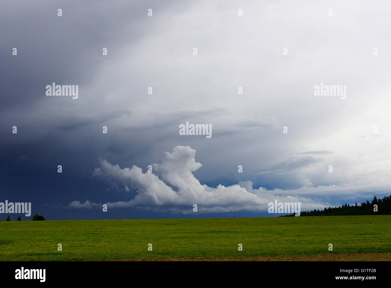 Cielo tempestoso nella parte centrale della Repubblica ceca. Foto Stock