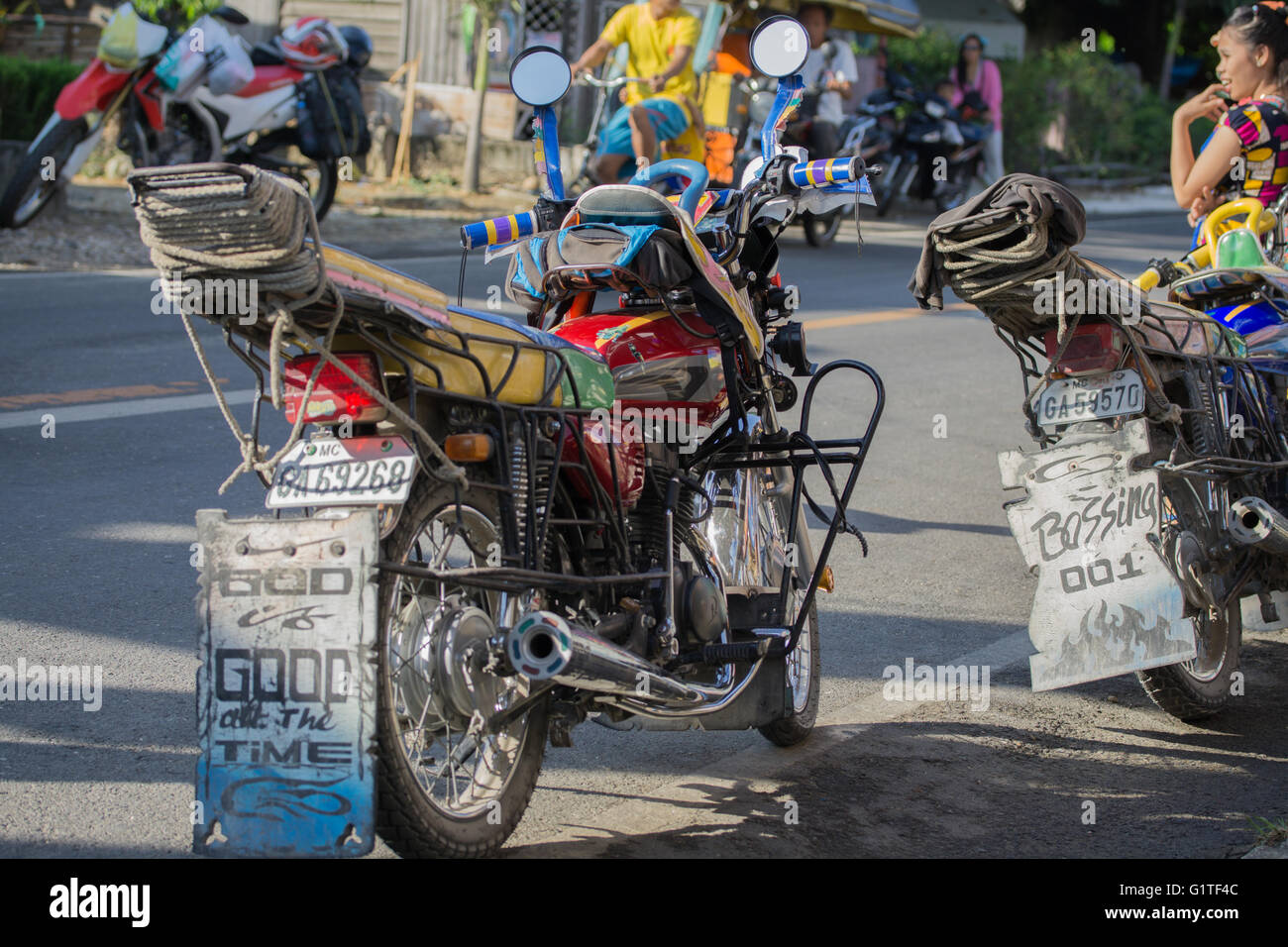 Nelle zone rurali le province delle Filippine motocicli sono atti a trasportare un numero di passeggeri,noto come un Habal Habal Foto Stock