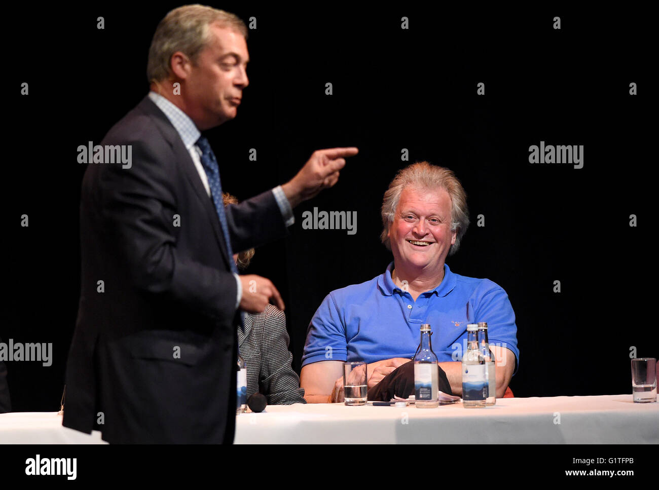 Wetherspoons imprenditore proprietario Tim Martin orologi Nigel Farage parlare in occasione di un dibattito sull'Europa Foto Stock