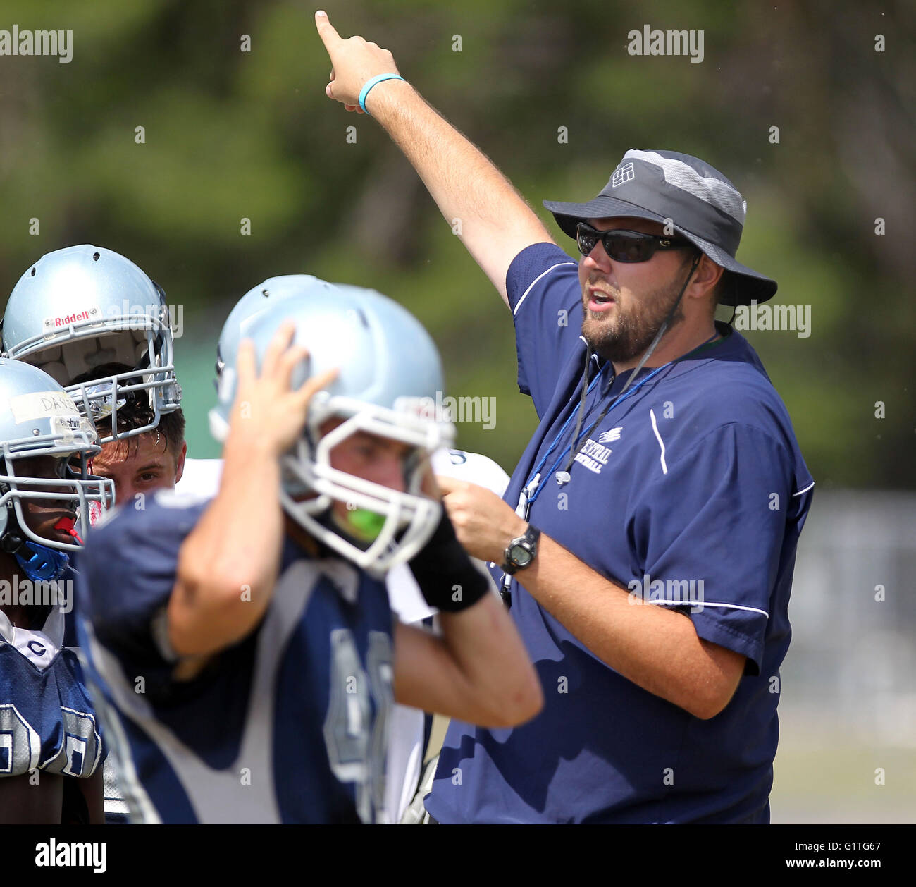 Brooksville, Florida, Stati Uniti d'America. Il 10 maggio, 2016. BRENDAN FITTERER | Orari.Central High School allenatore di calcio Chris Sands conduce la sua squadra attraverso la pratica martedì (5/10/16) © Brendan Fitterer/Tampa Bay volte/ZUMA filo/Alamy Live News Foto Stock