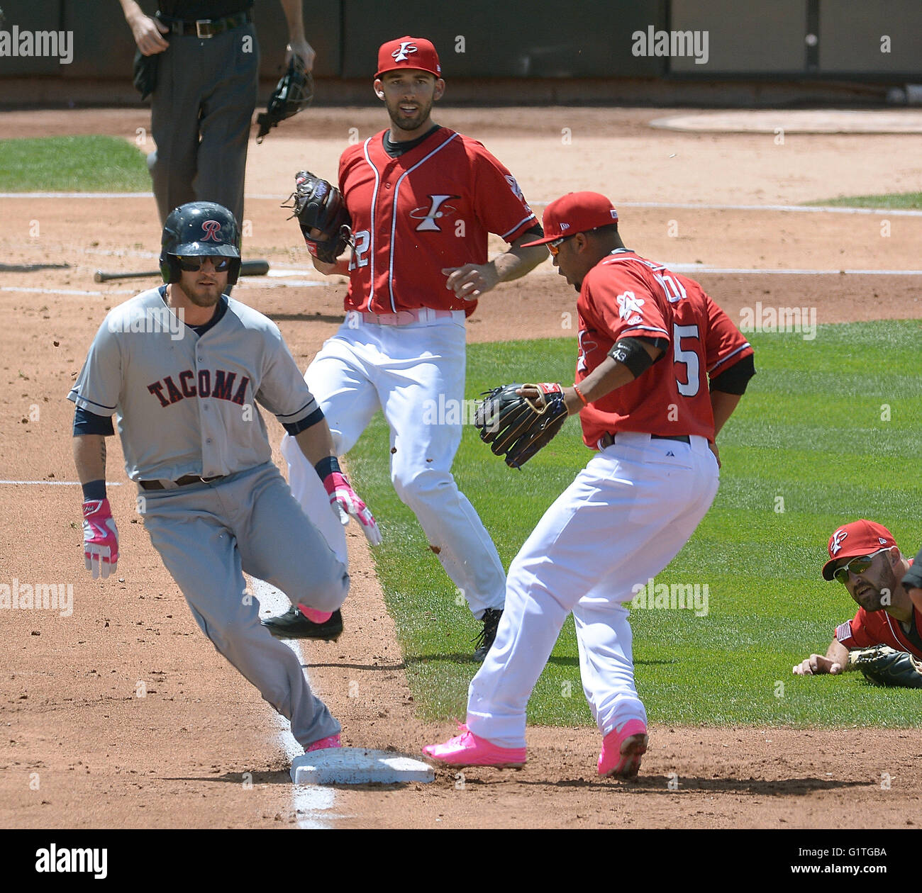 Stati Uniti d'America. 8 Maggio, 2016. Sport -- Tacoma di Shawn O'Malley è fuori alla prima base su un bunt dopo isotopi secondo baseman Rafael Ynda catture il flick fuori del guanto da primo baseman Cody Decker, sulla terra a destra, mentre il pitcher Ryan falegname esegue il backup del gioco nella seconda inning di gioco al Parco degli isotopi di Domenica, 8 maggio 2016. © Albuquerque ufficiale/ZUMA filo/Alamy Live News Foto Stock